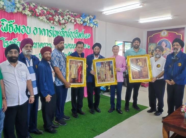 Royal portraits presented at the dedication